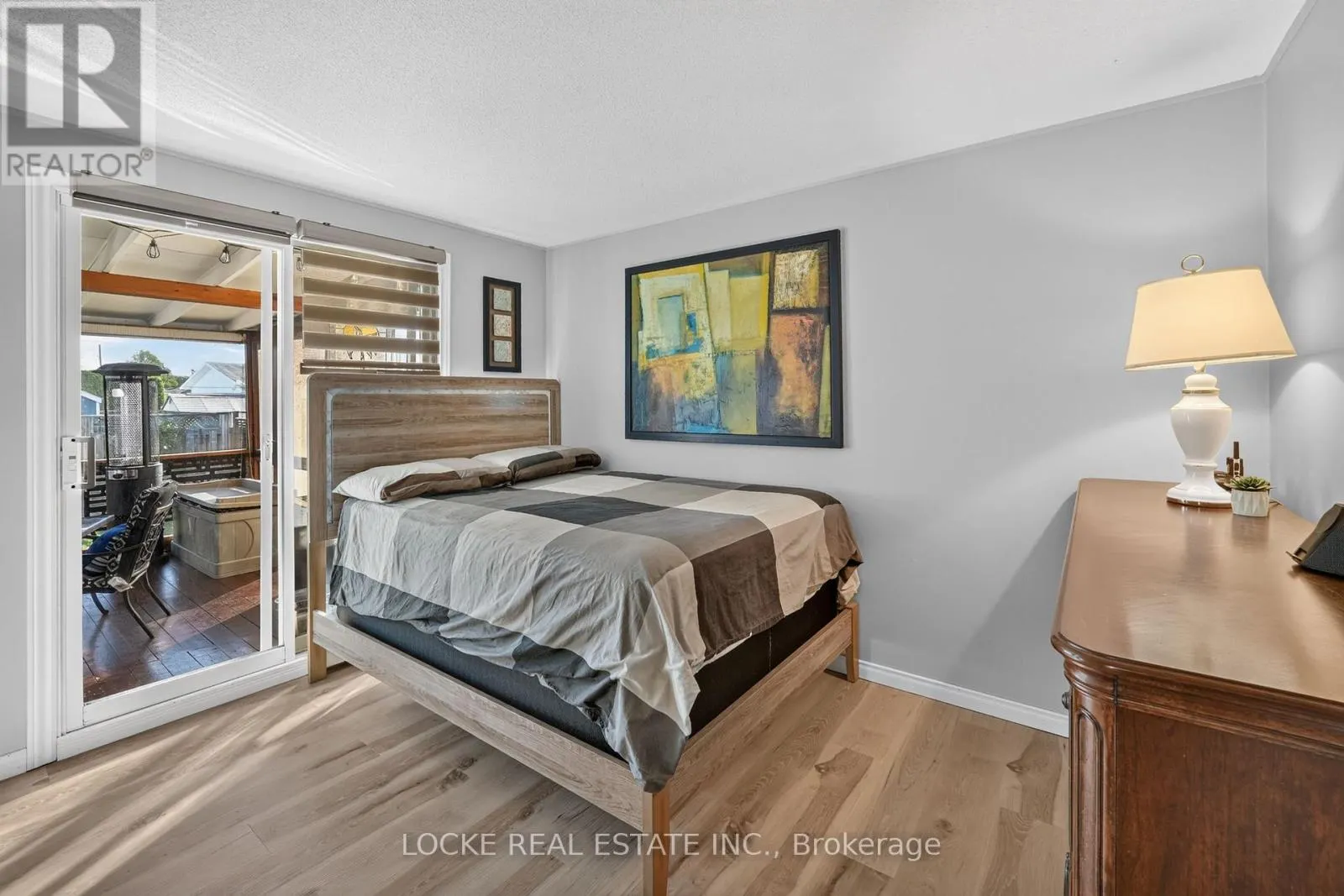 1501 QUEENSWOOD CRESCENT