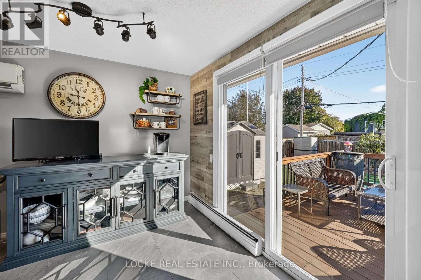 1501 QUEENSWOOD CRESCENT
