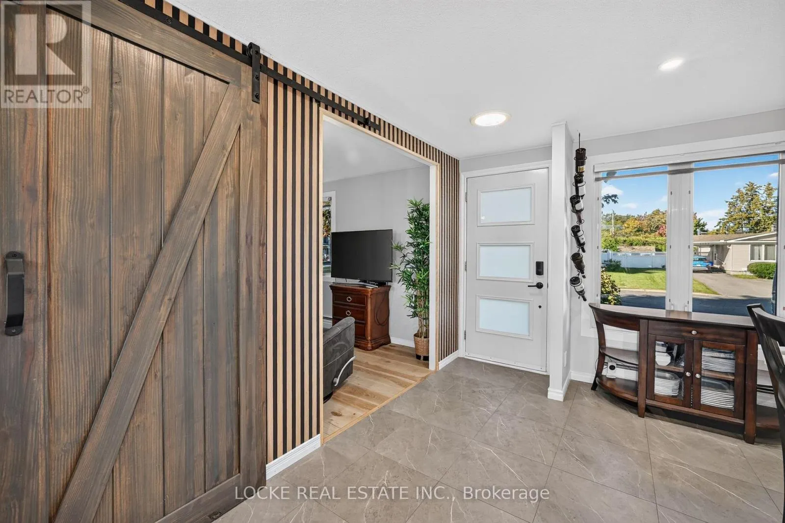 1501 QUEENSWOOD CRESCENT