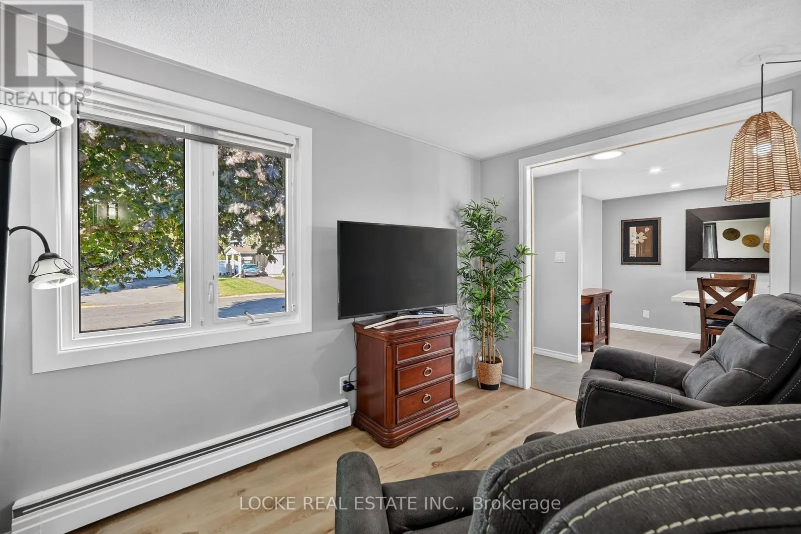 1501 QUEENSWOOD CRESCENT