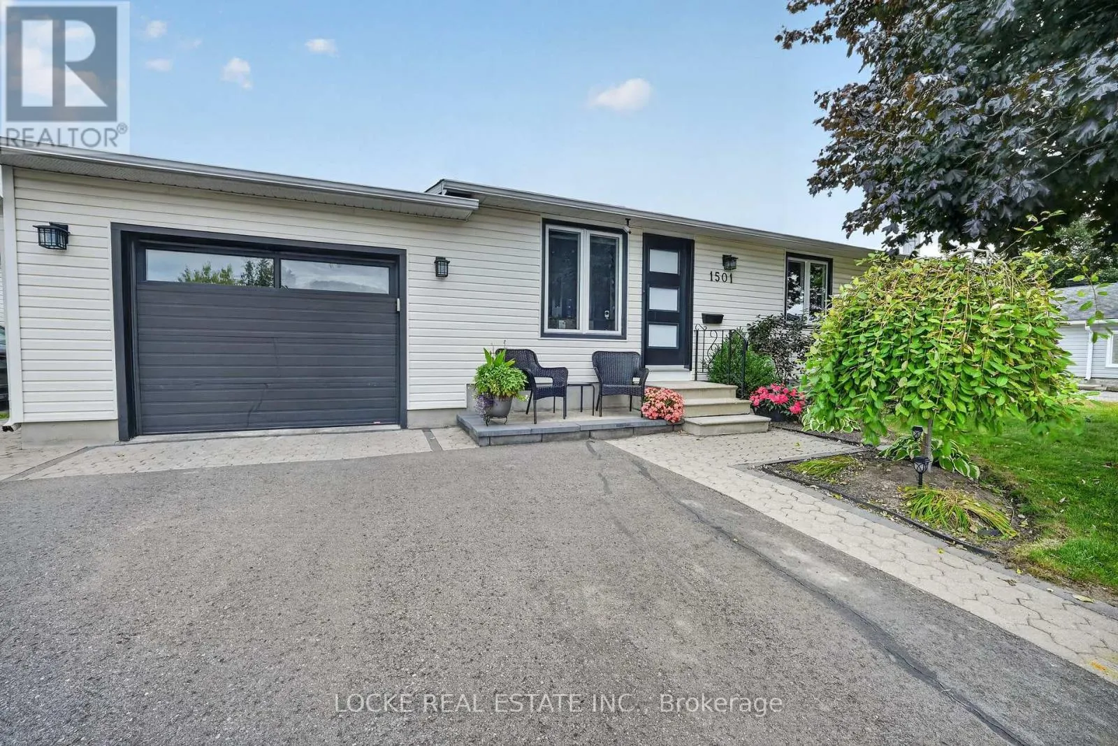 1501 QUEENSWOOD CRESCENT