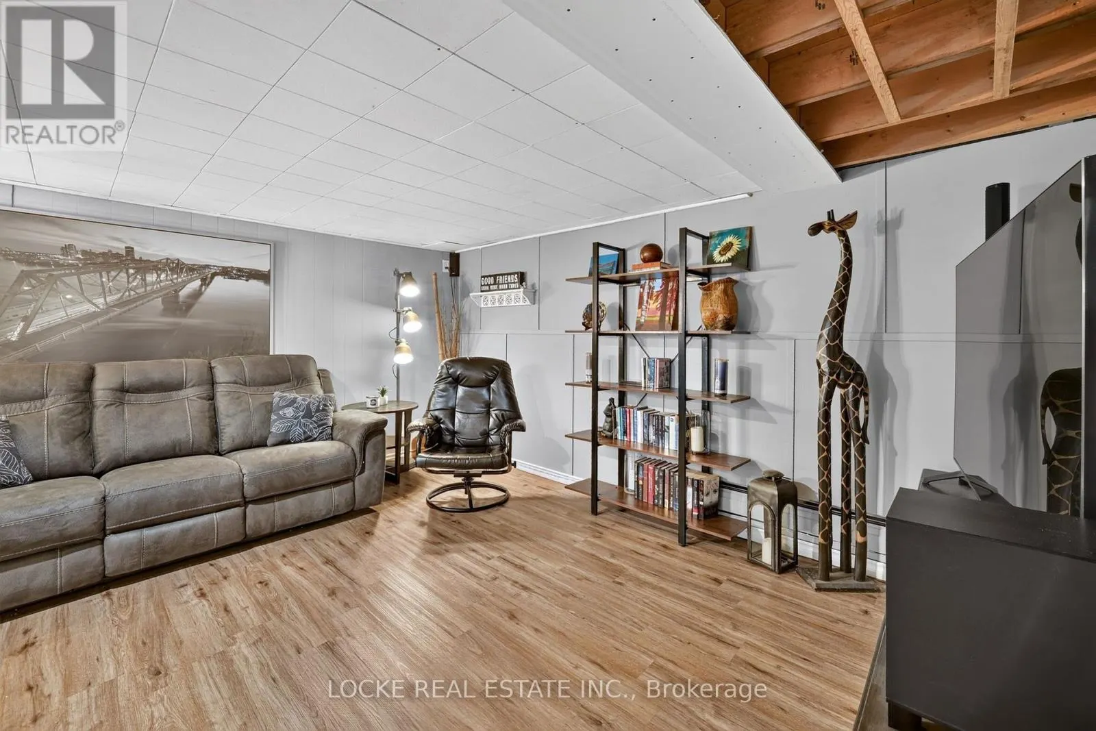 1501 QUEENSWOOD CRESCENT