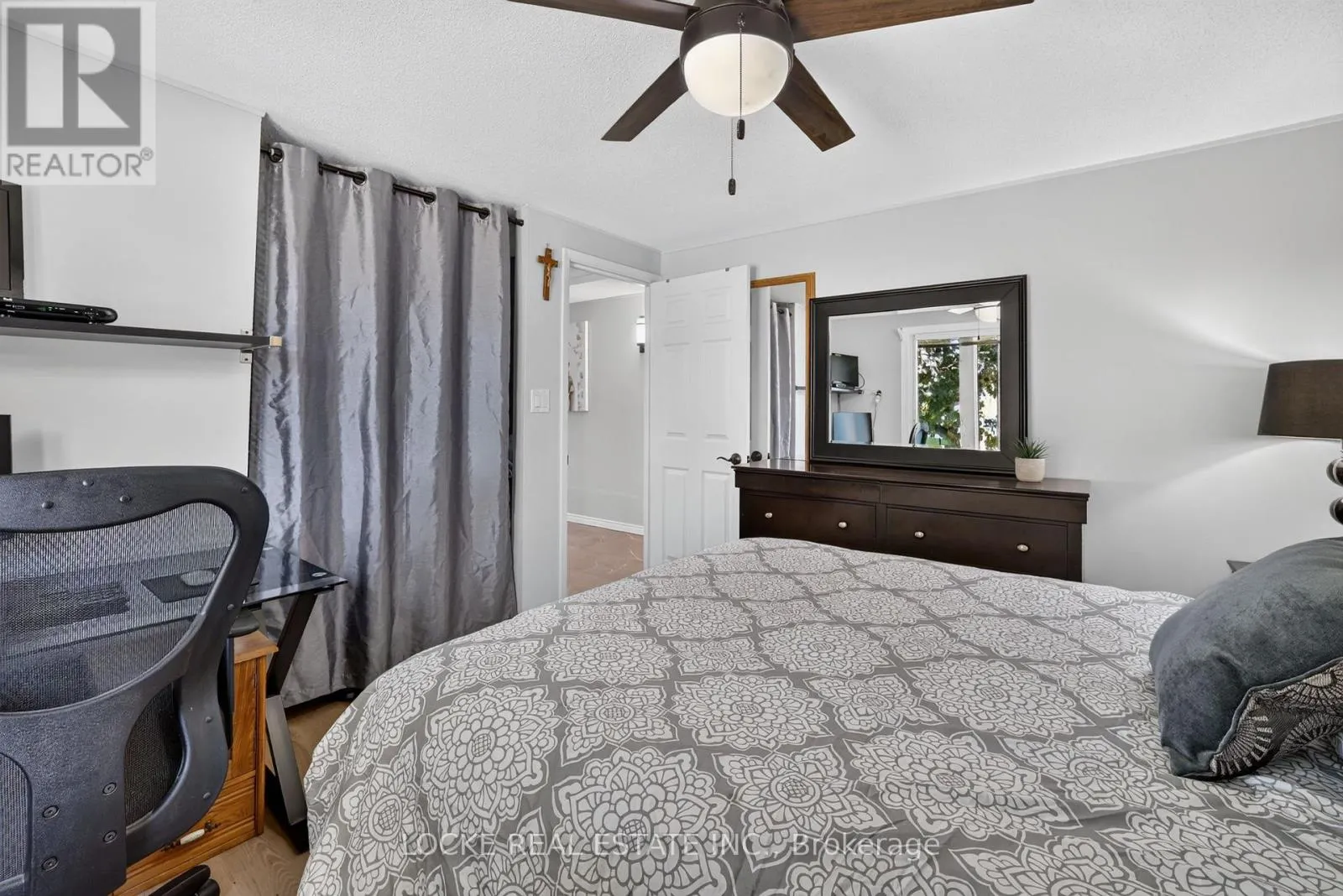 1501 QUEENSWOOD CRESCENT