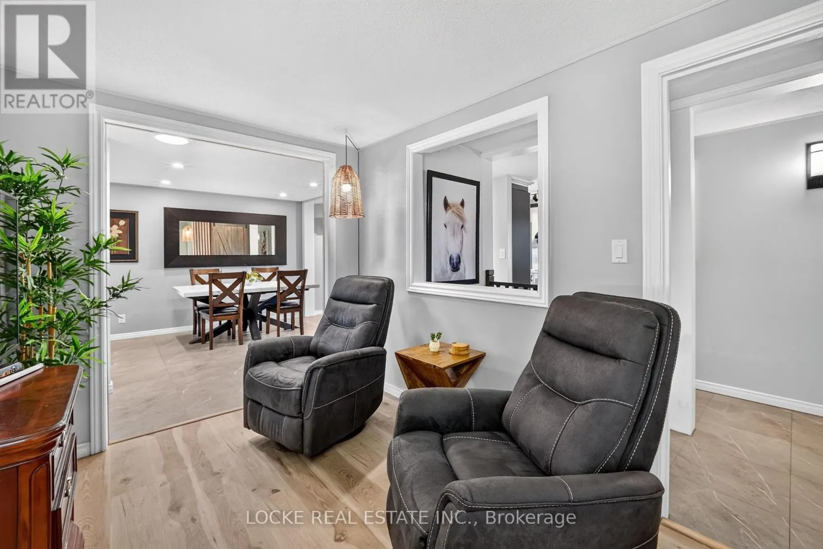 1501 QUEENSWOOD CRESCENT