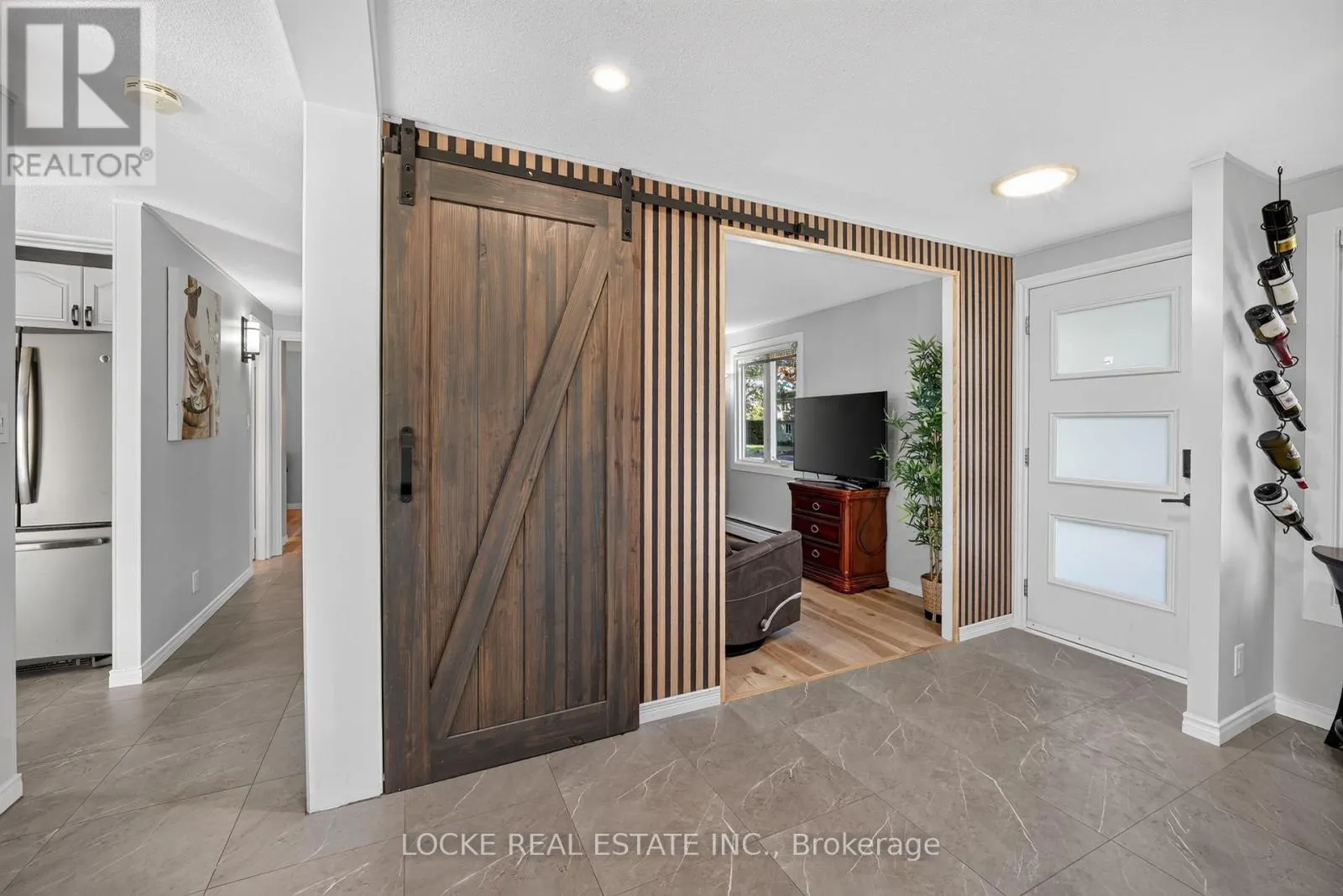 1501 QUEENSWOOD CRESCENT