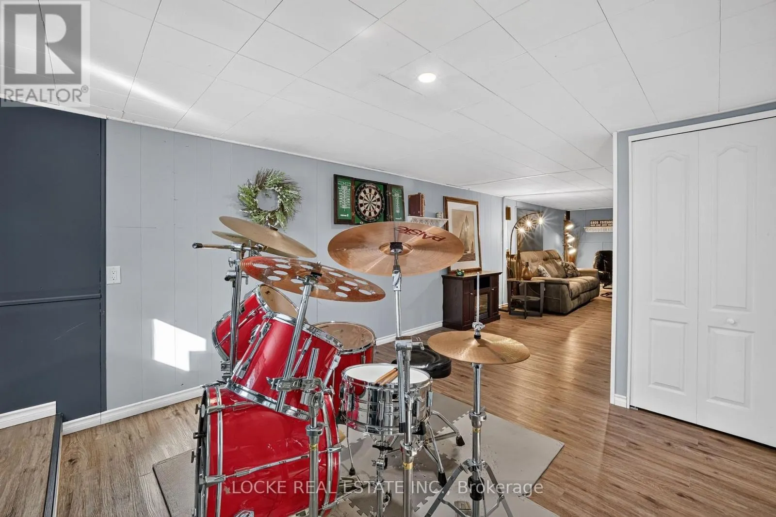 1501 QUEENSWOOD CRESCENT