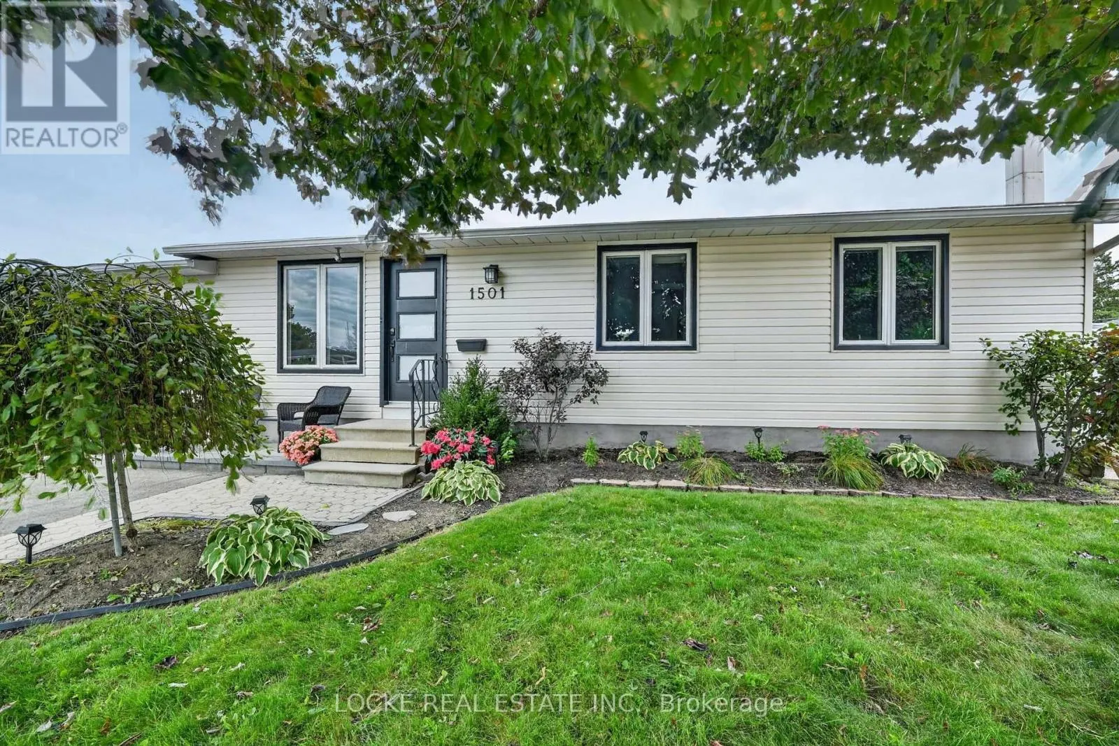 1501 QUEENSWOOD CRESCENT