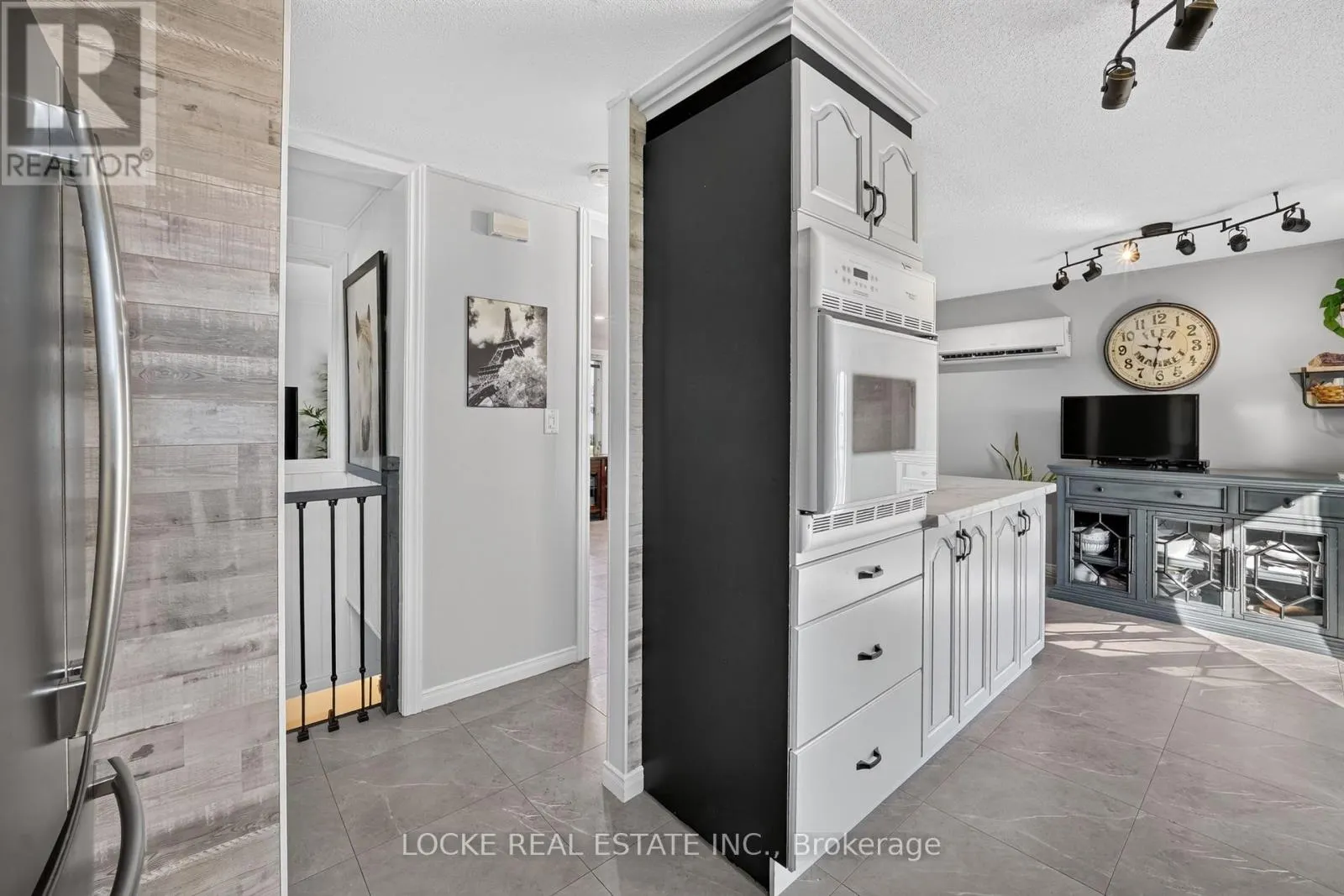 1501 QUEENSWOOD CRESCENT