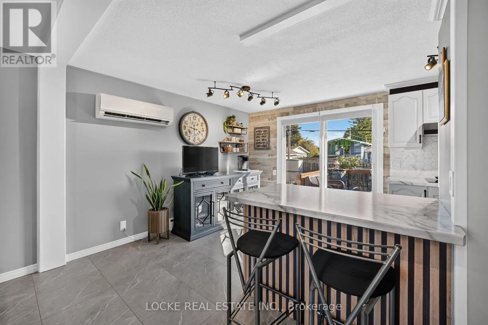 1501 QUEENSWOOD CRESCENT