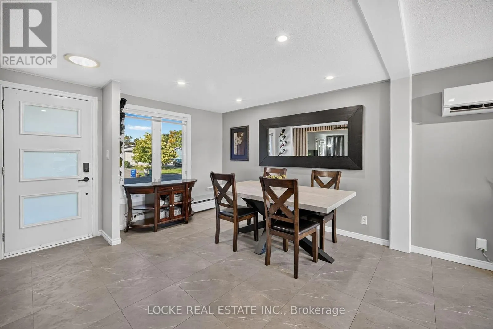 1501 QUEENSWOOD CRESCENT