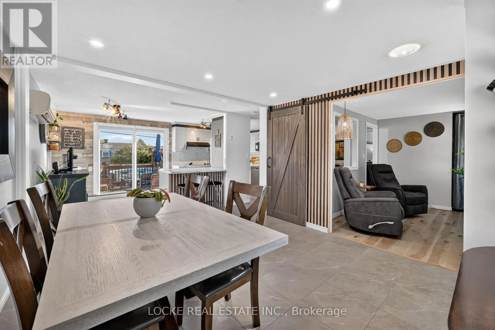 1501 QUEENSWOOD CRESCENT