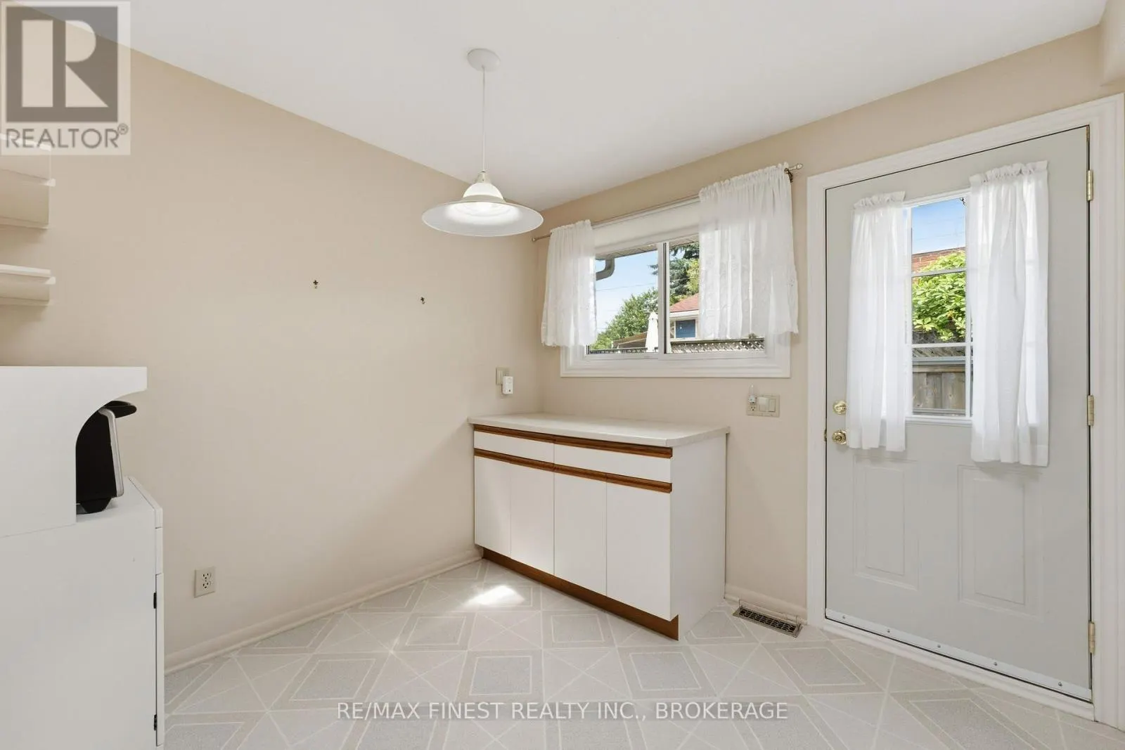 746 LAIDLAW CRESCENT