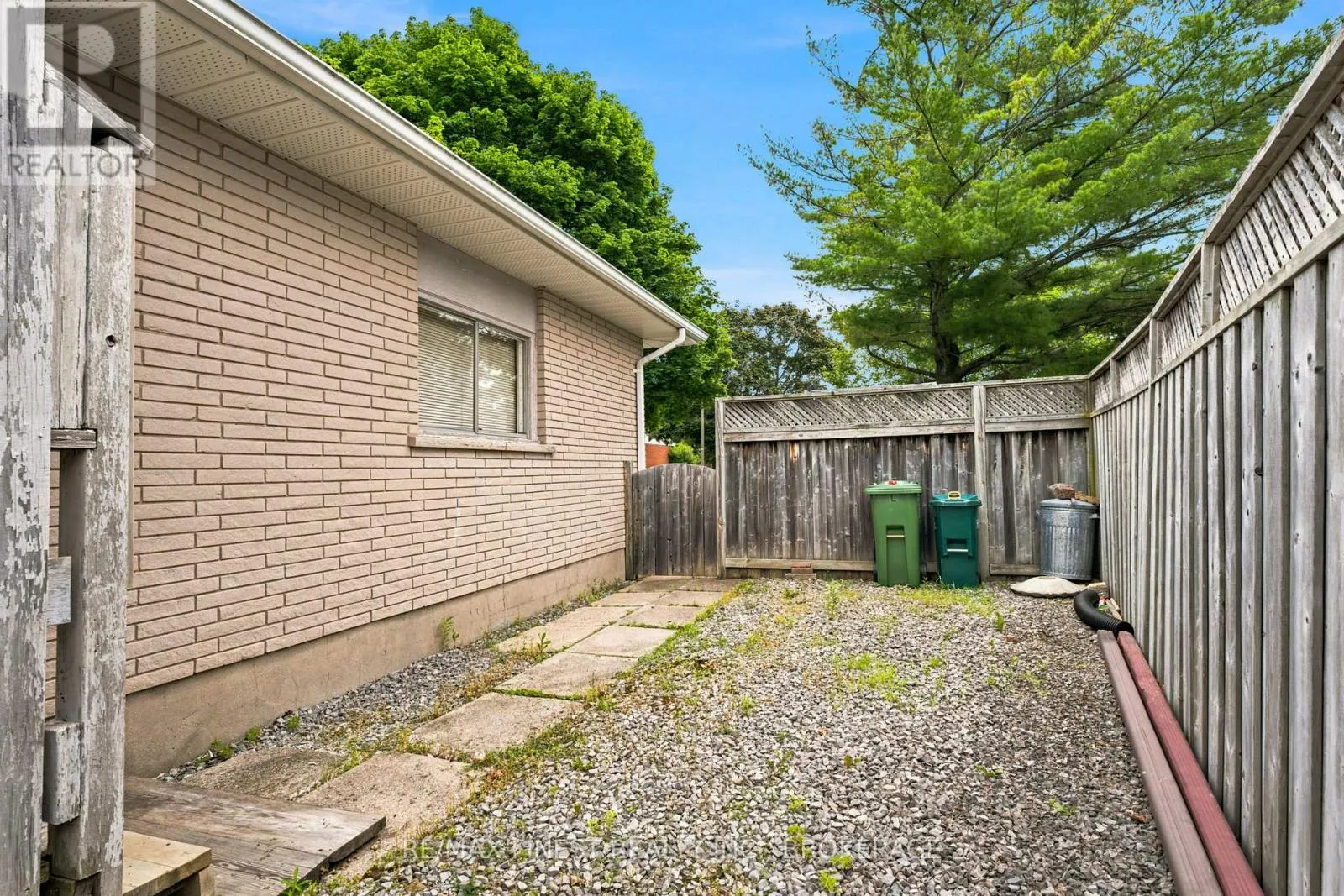 746 LAIDLAW CRESCENT
