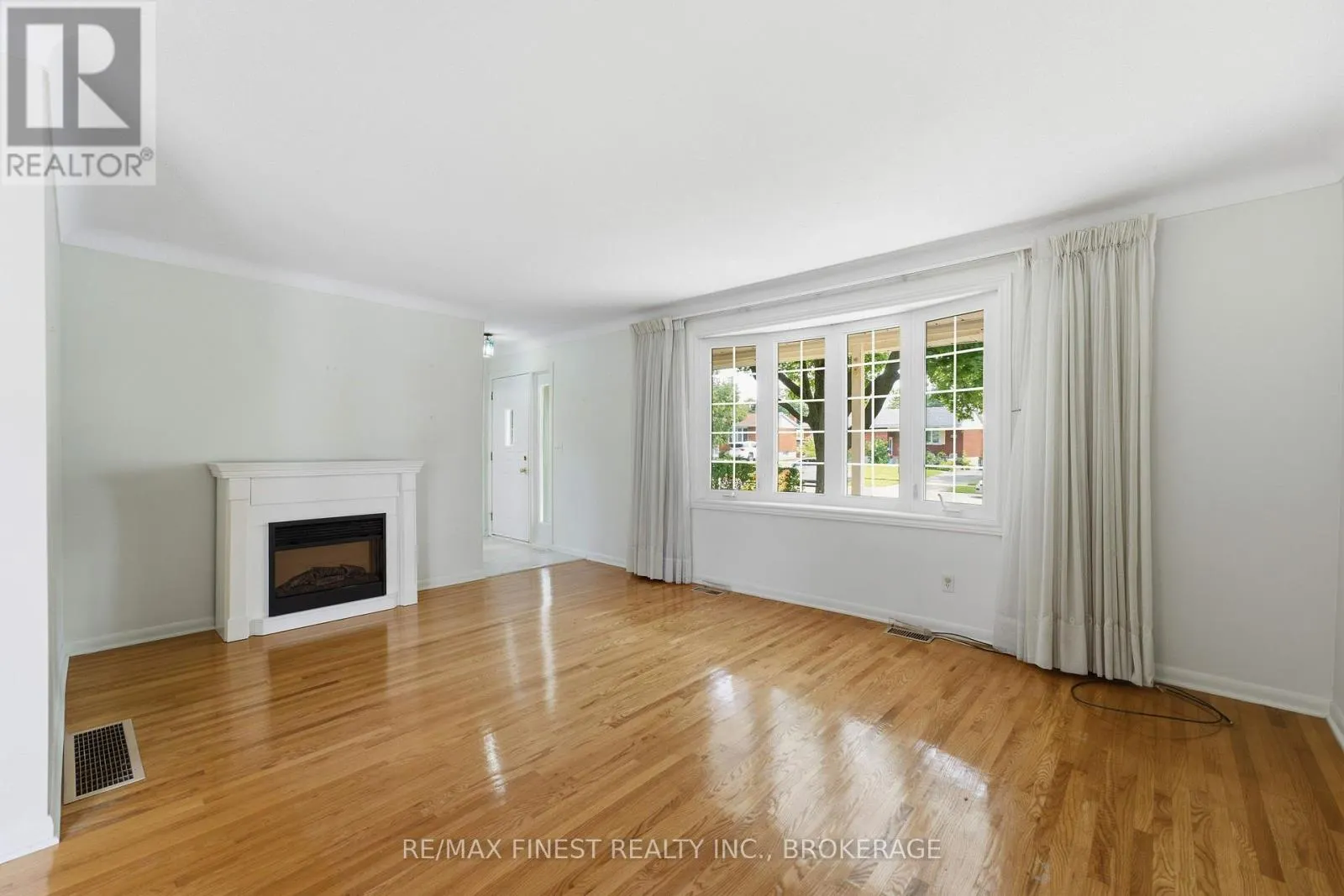 746 LAIDLAW CRESCENT