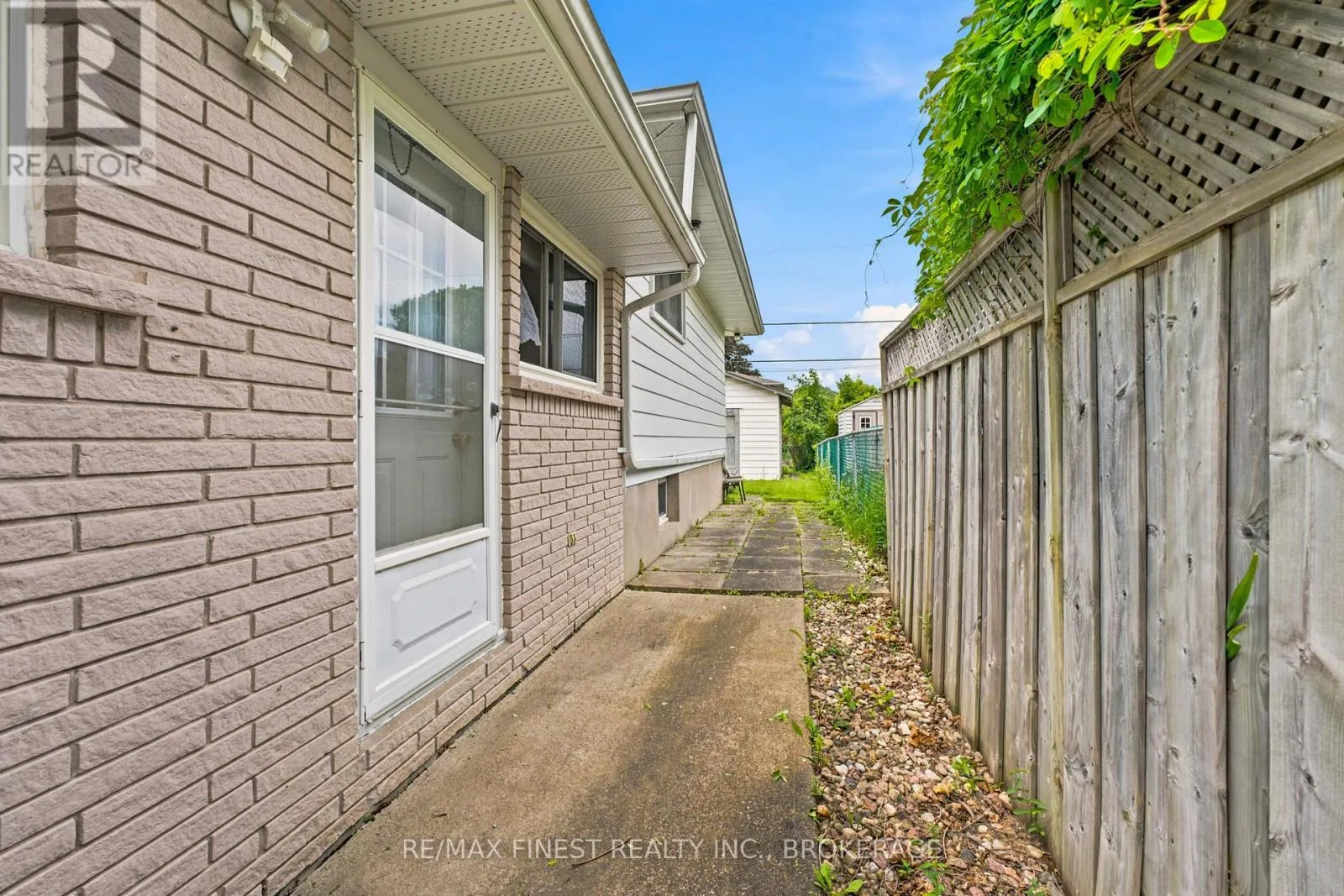 746 LAIDLAW CRESCENT