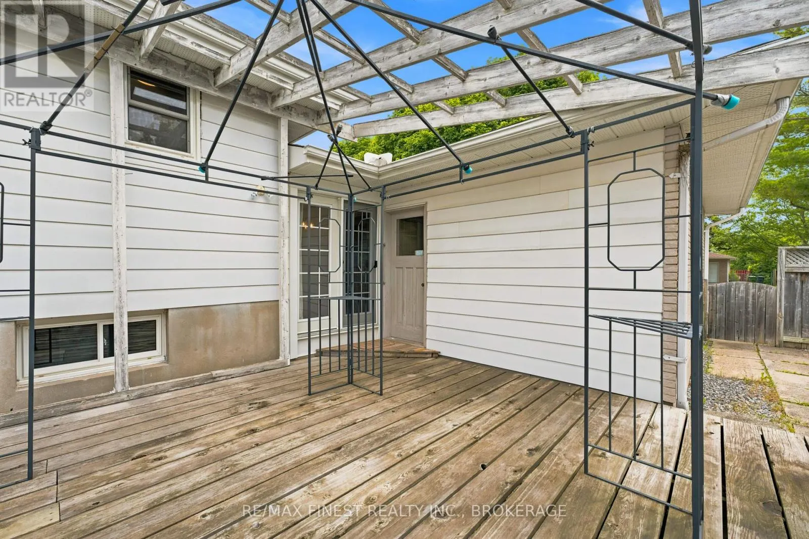 746 LAIDLAW CRESCENT