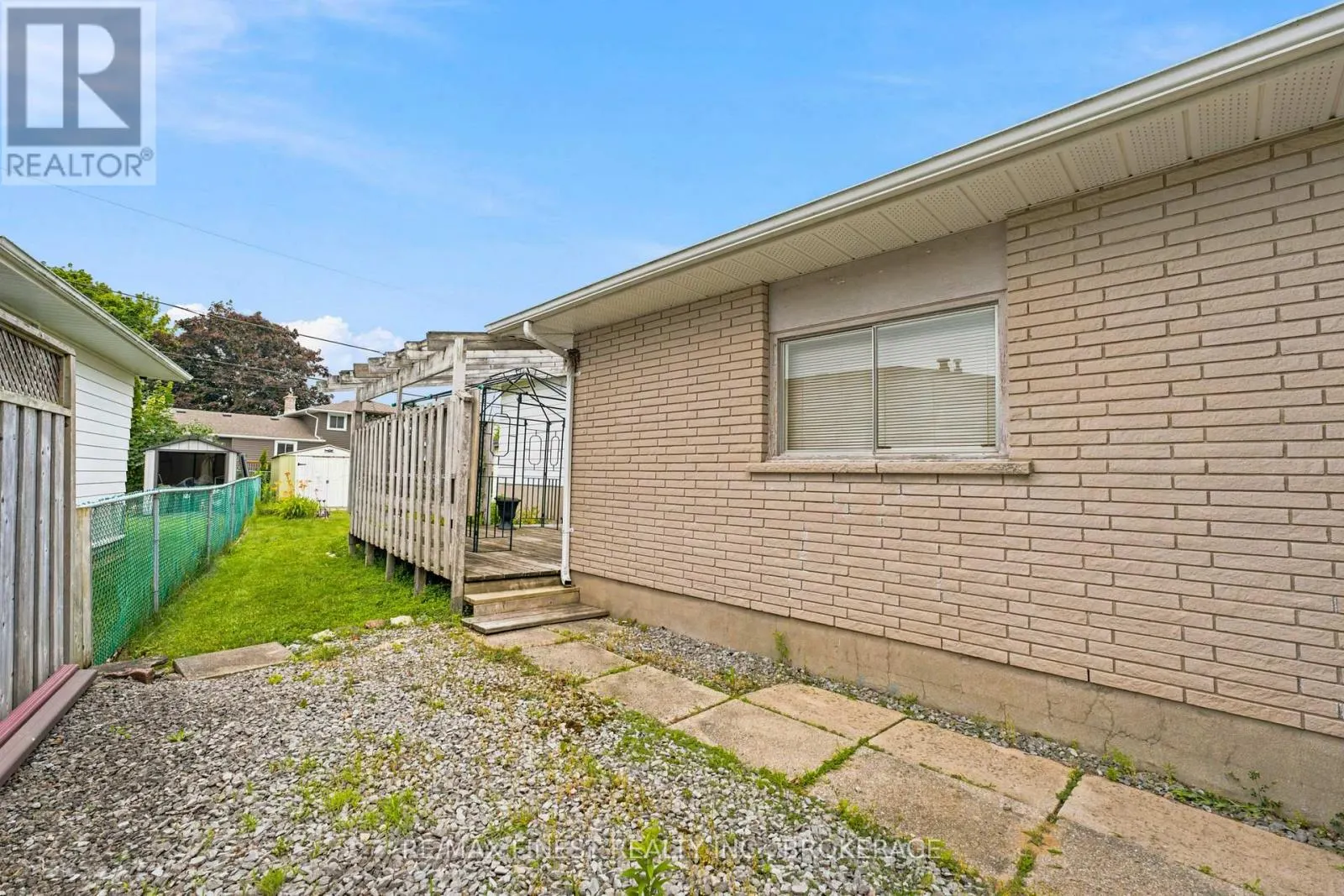 746 LAIDLAW CRESCENT