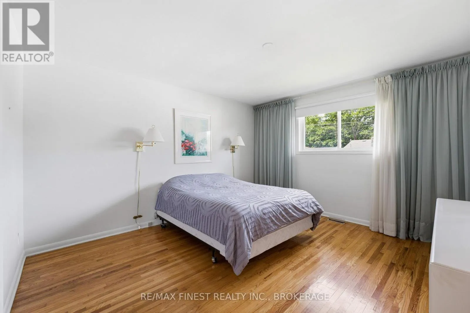 746 LAIDLAW CRESCENT