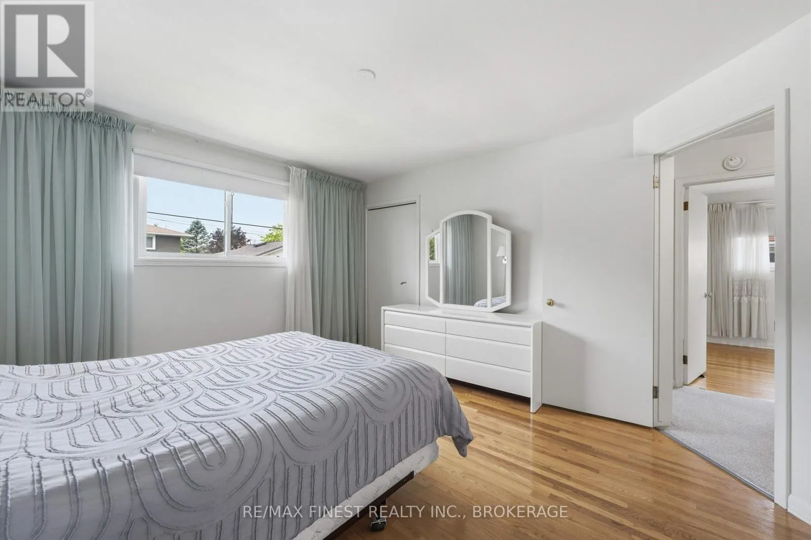 746 LAIDLAW CRESCENT