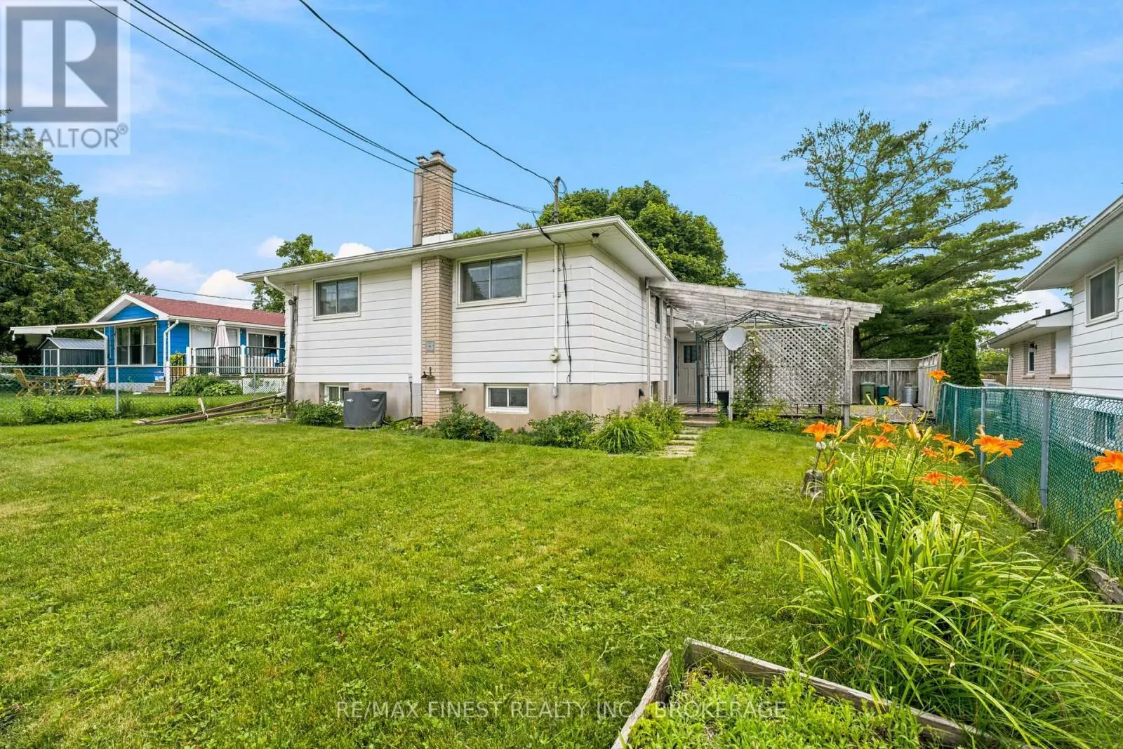 746 LAIDLAW CRESCENT