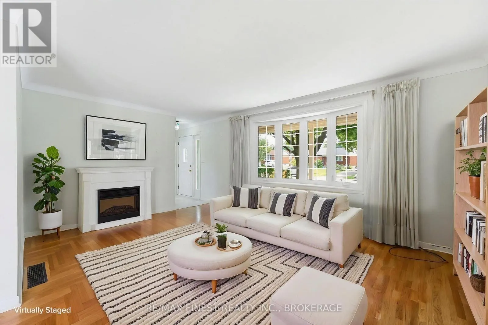 746 LAIDLAW CRESCENT