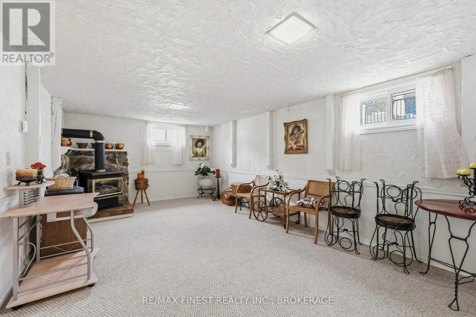 746 LAIDLAW CRESCENT