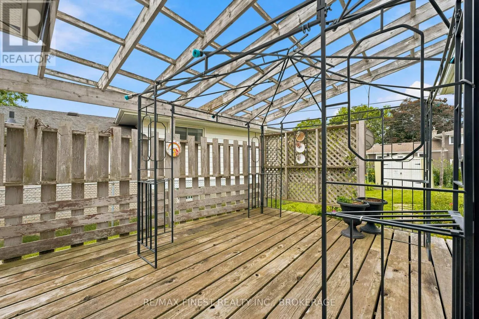 746 LAIDLAW CRESCENT