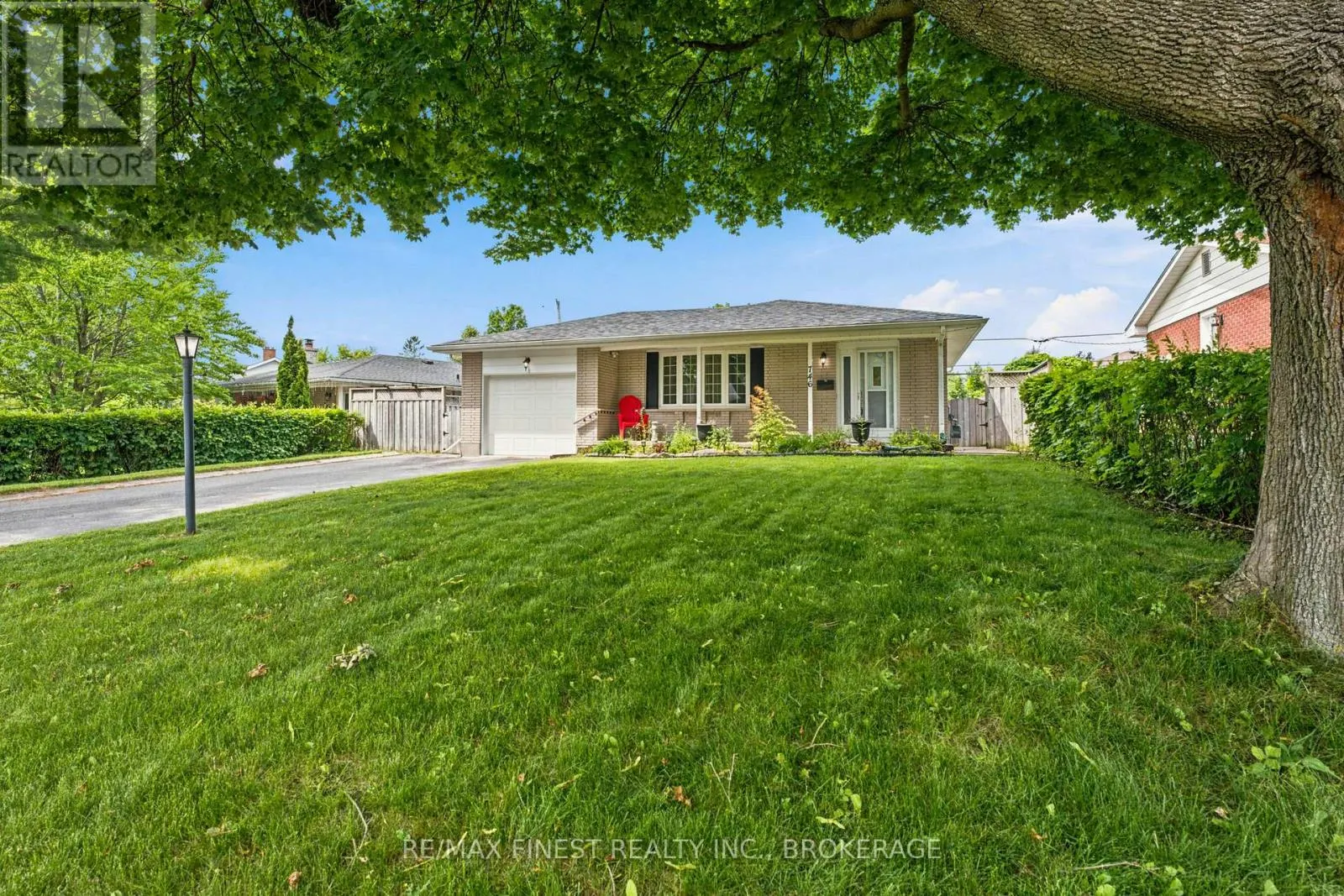 746 LAIDLAW CRESCENT