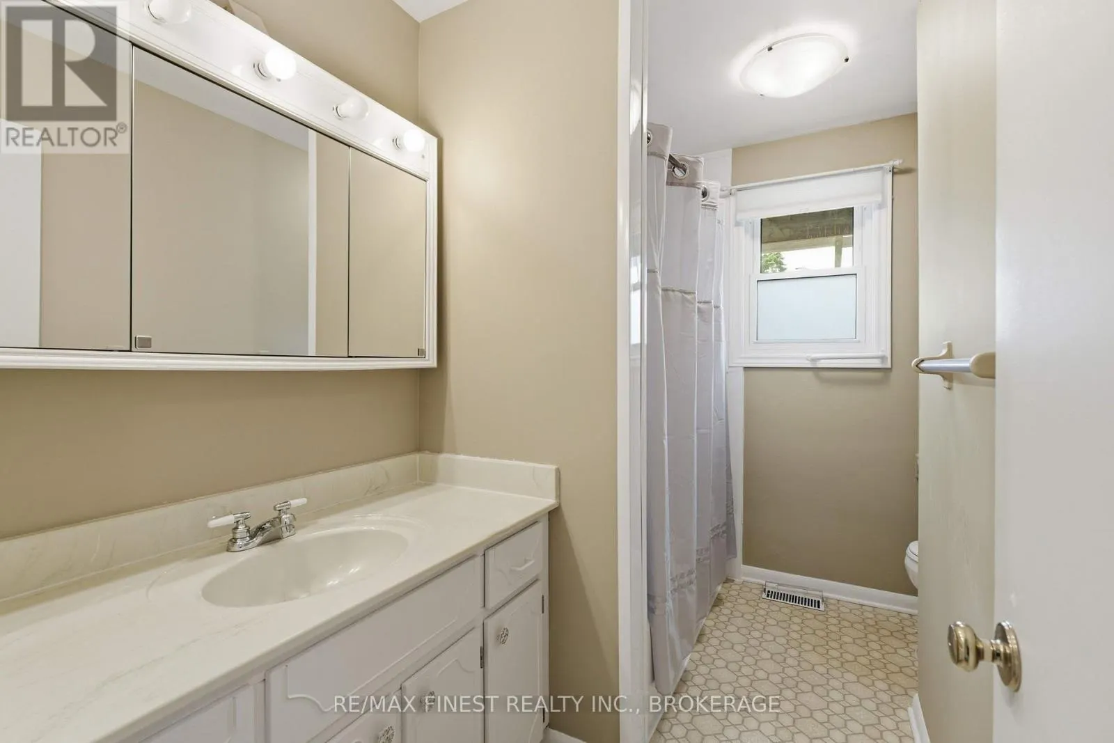 746 LAIDLAW CRESCENT