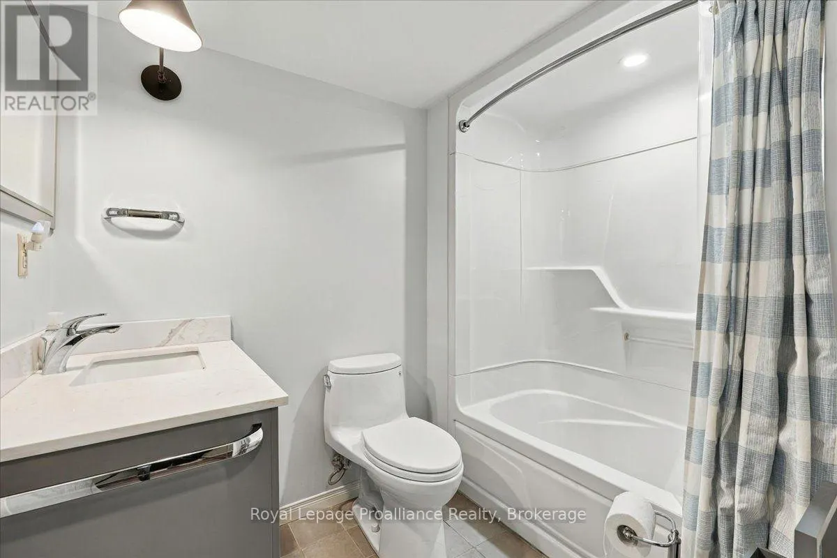224 DUNDAS STREET W