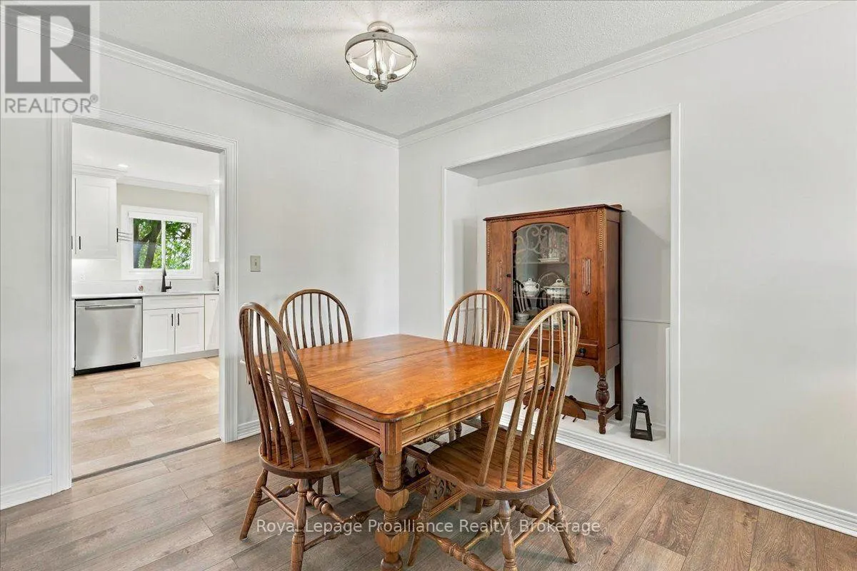 224 DUNDAS STREET W