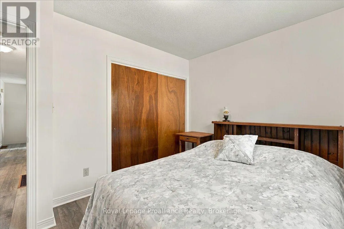 224 DUNDAS STREET W