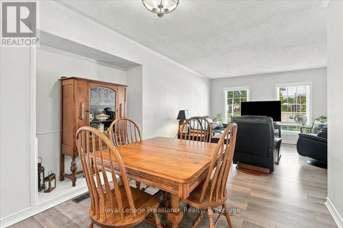 224 DUNDAS STREET W