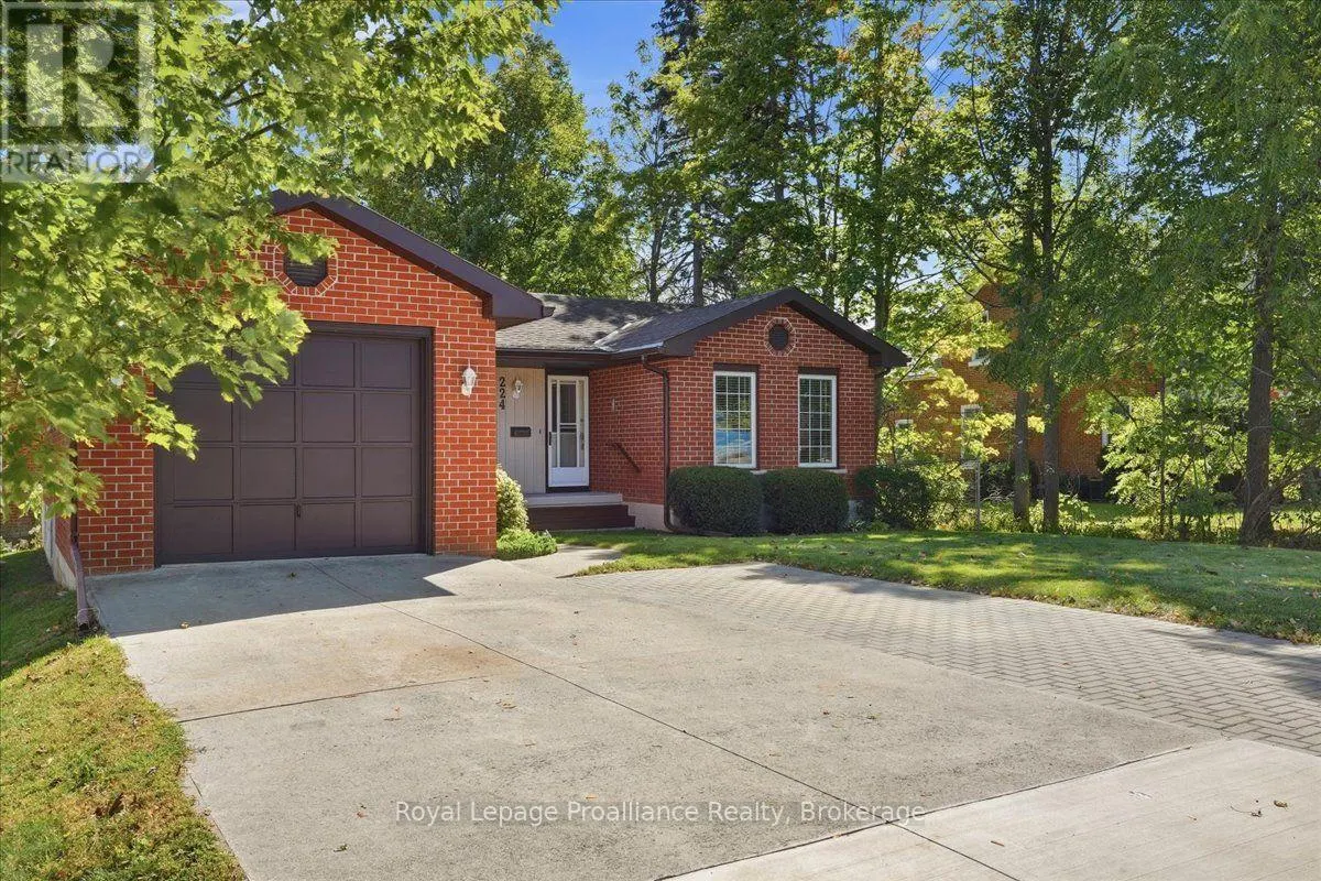 224 DUNDAS STREET W