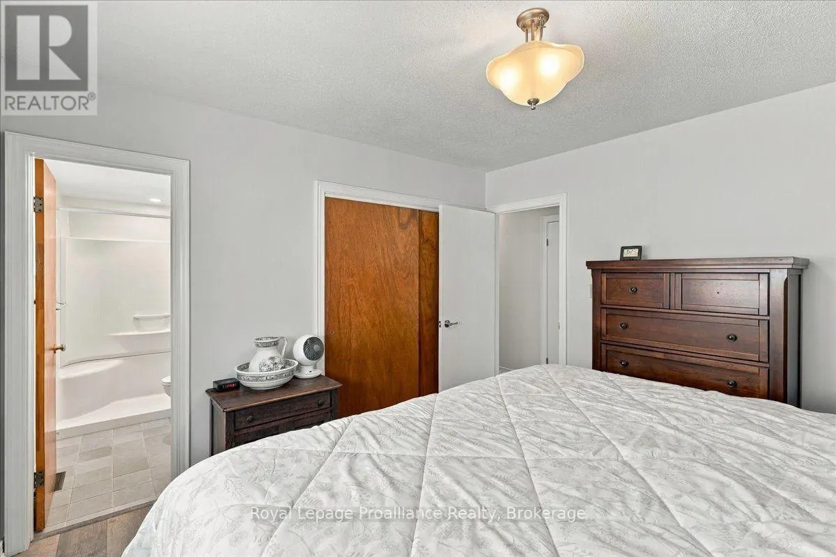 224 DUNDAS STREET W