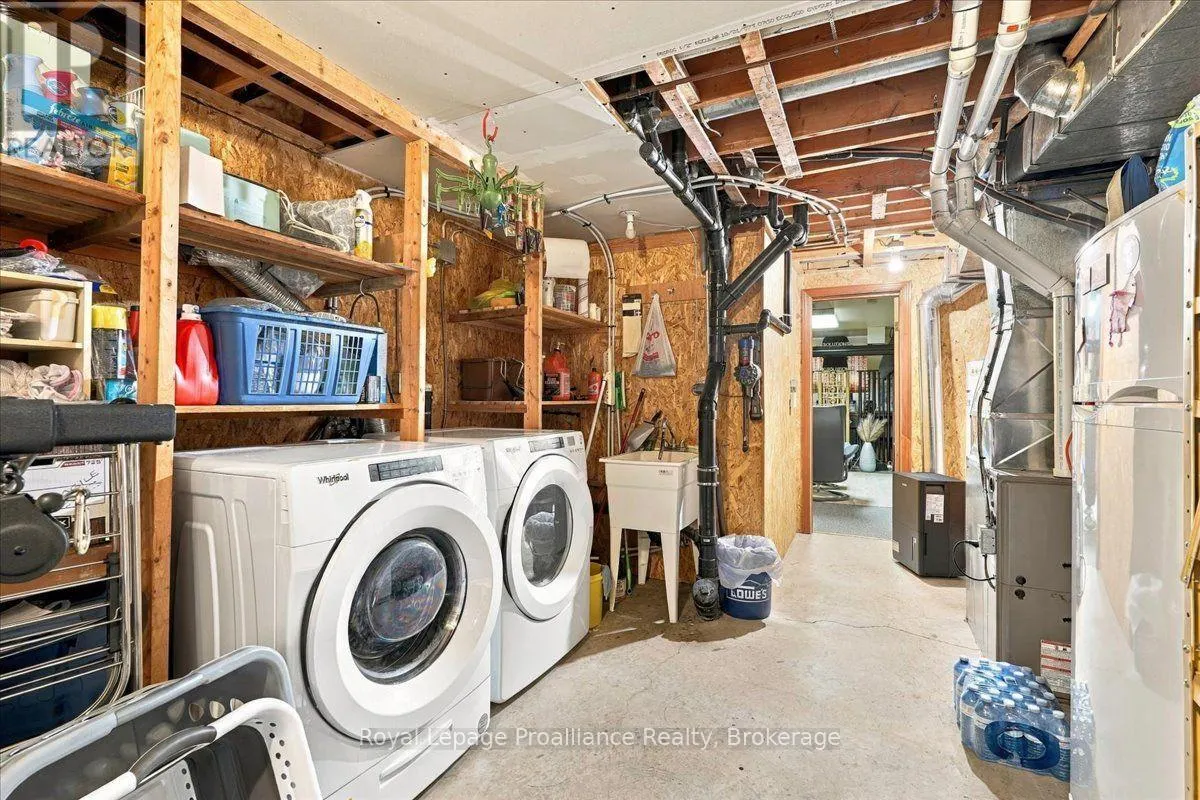224 DUNDAS STREET W