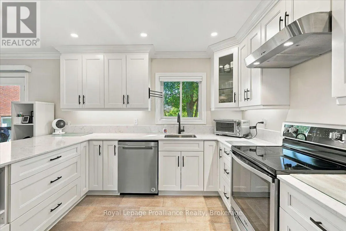 224 DUNDAS STREET W