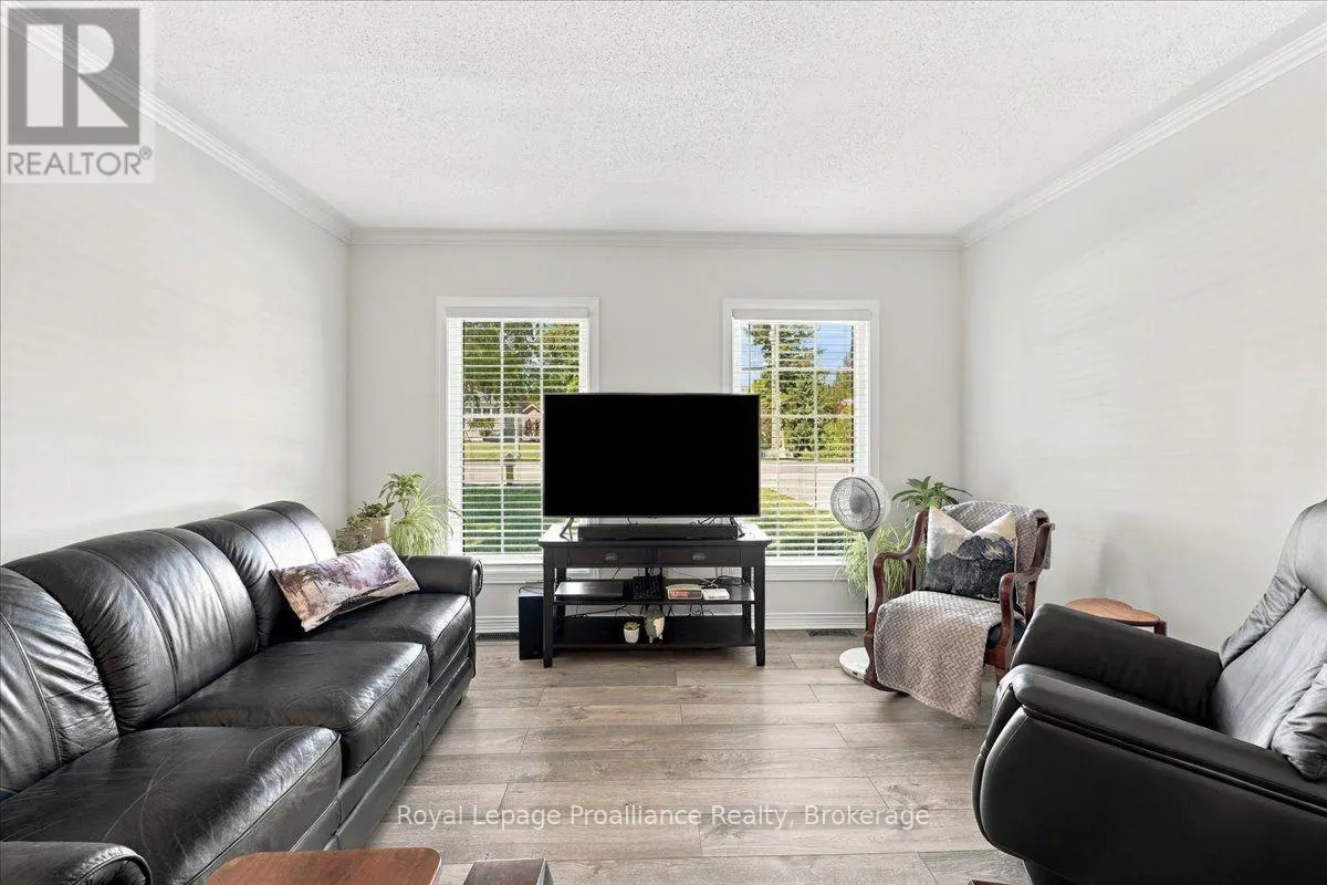 224 DUNDAS STREET W