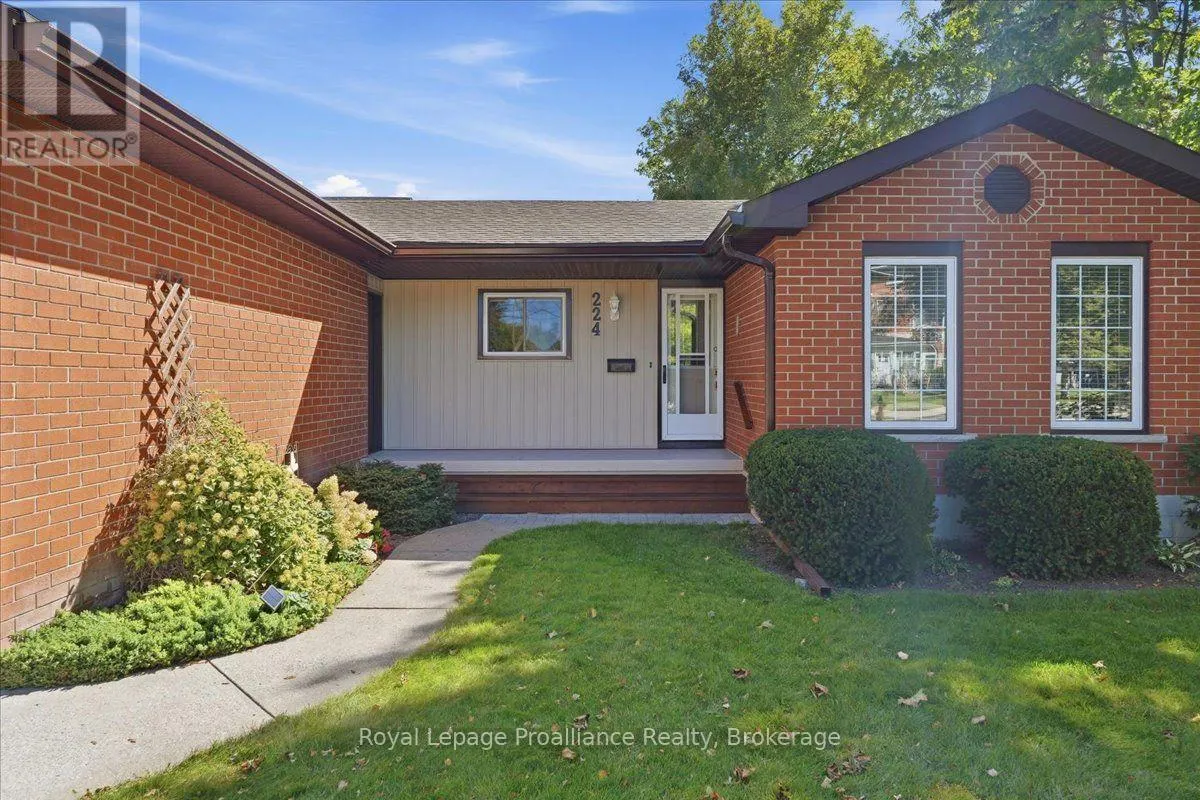 224 DUNDAS STREET W