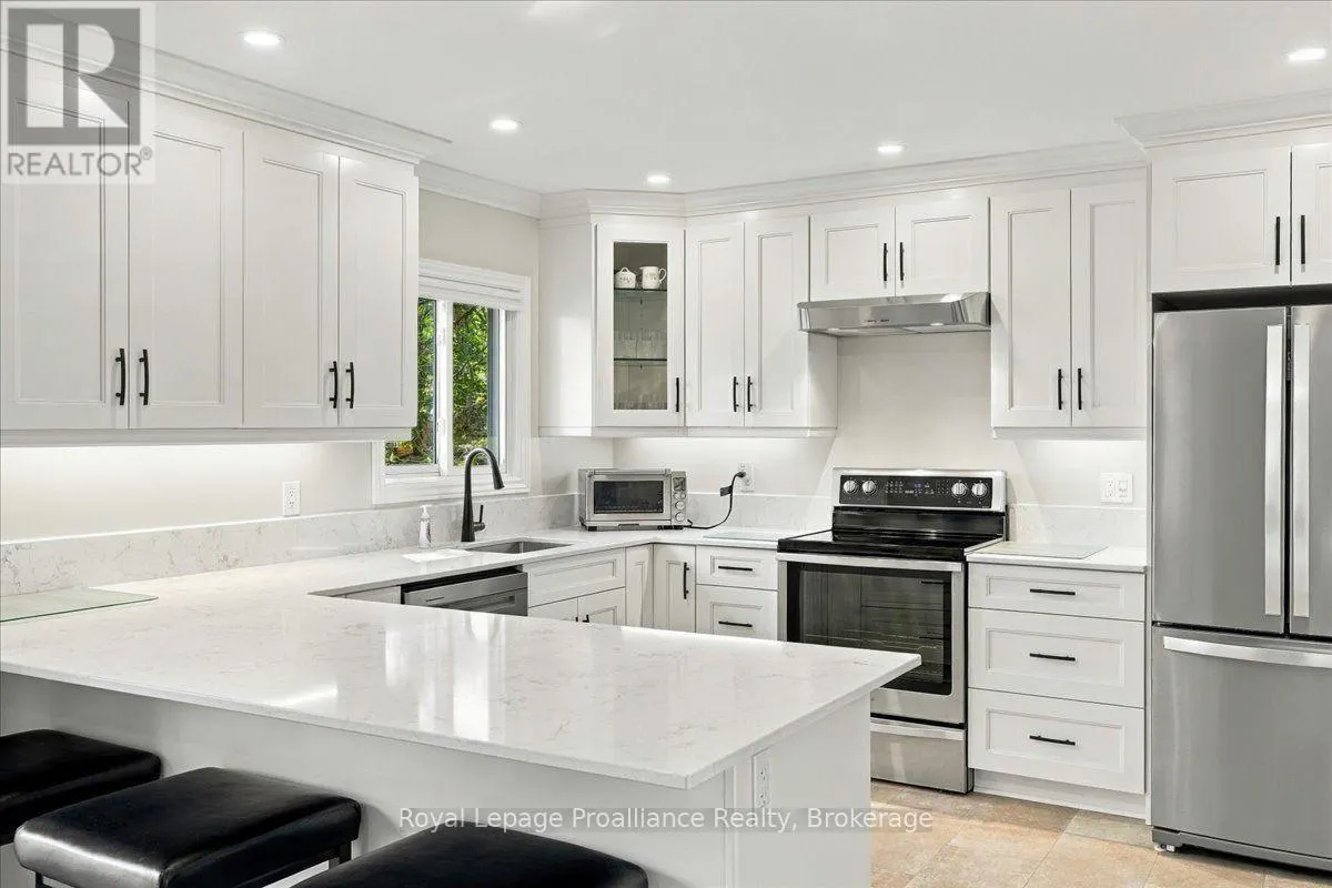 224 DUNDAS STREET W