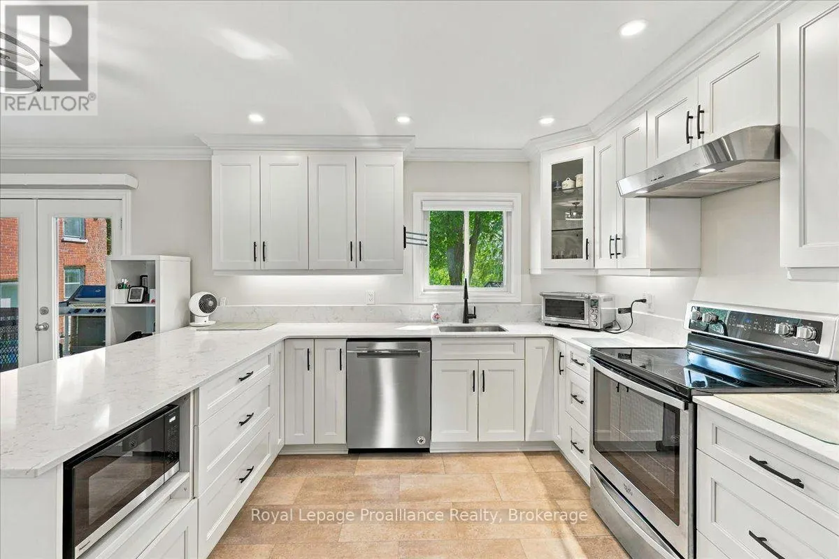 224 DUNDAS STREET W
