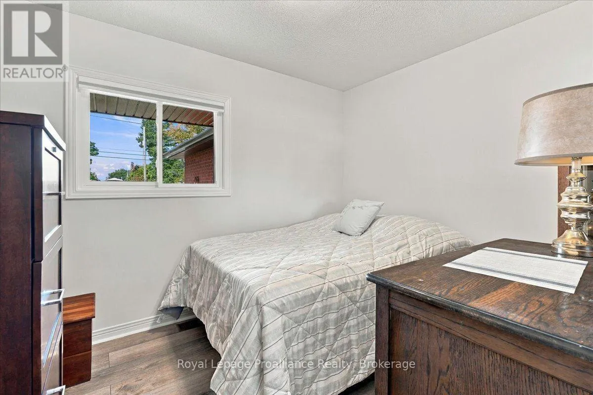 224 DUNDAS STREET W