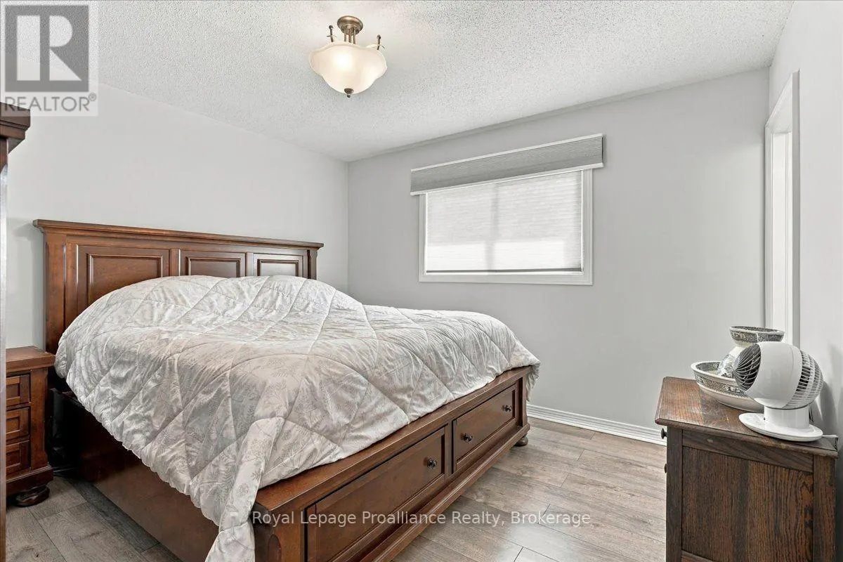 224 DUNDAS STREET W