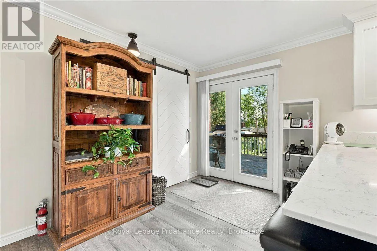 224 DUNDAS STREET W