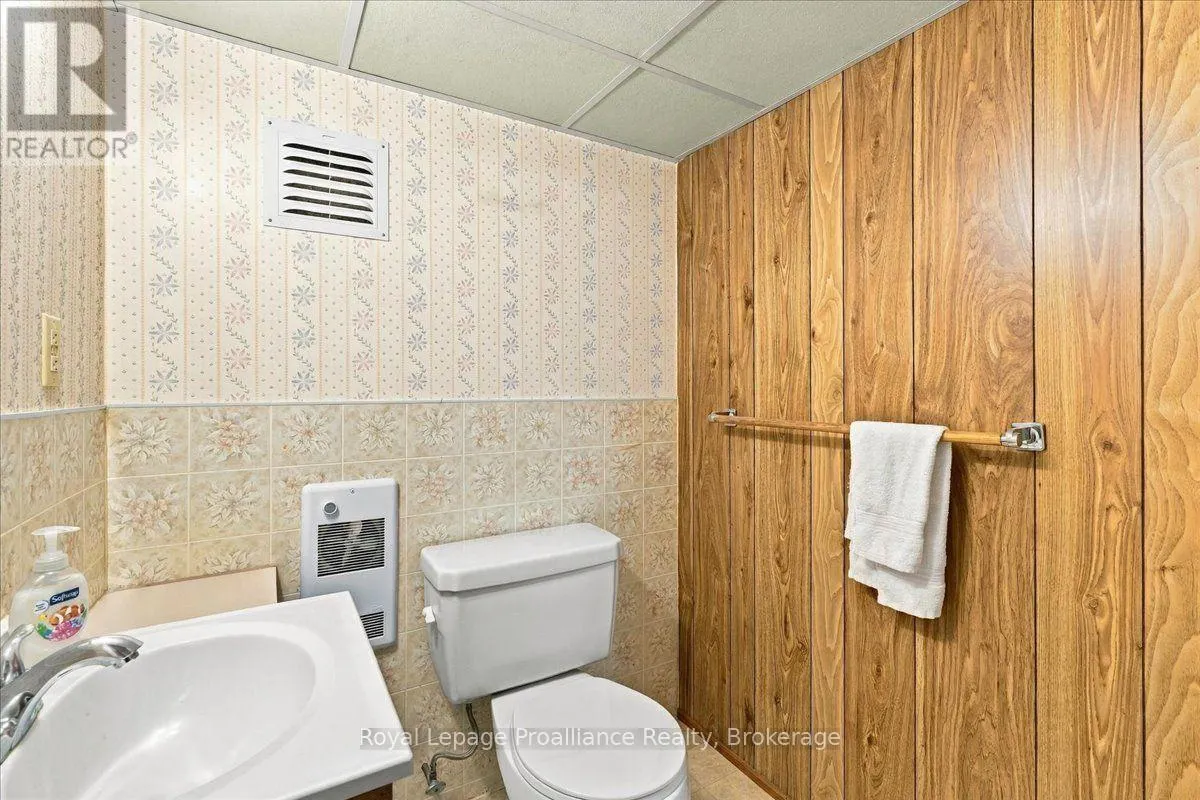 224 DUNDAS STREET W