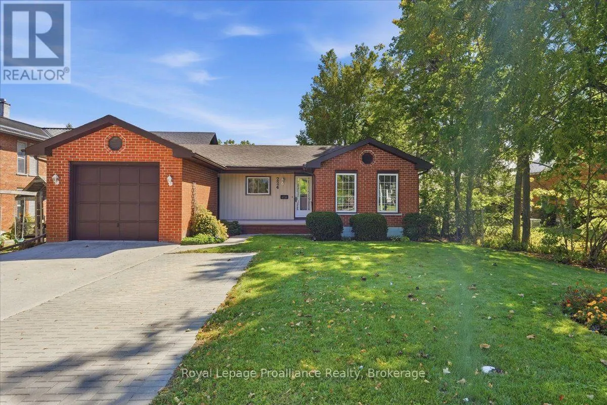 224 DUNDAS STREET W