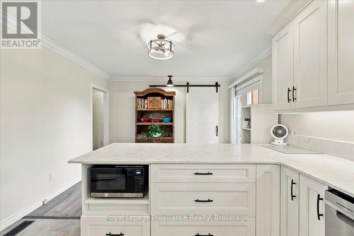224 DUNDAS STREET W