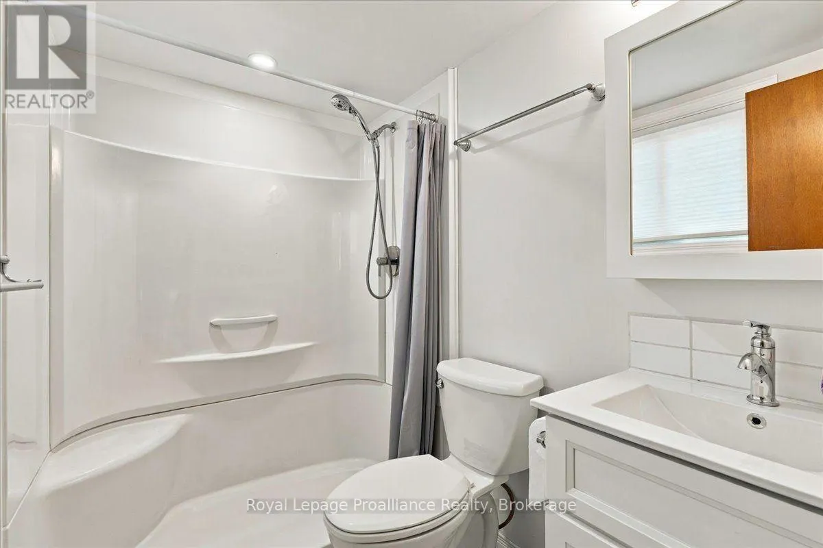 224 DUNDAS STREET W