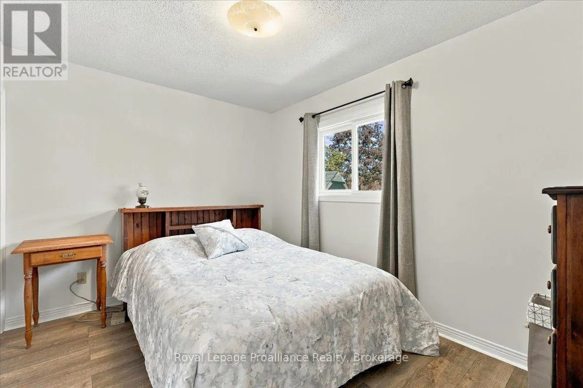 224 DUNDAS STREET W