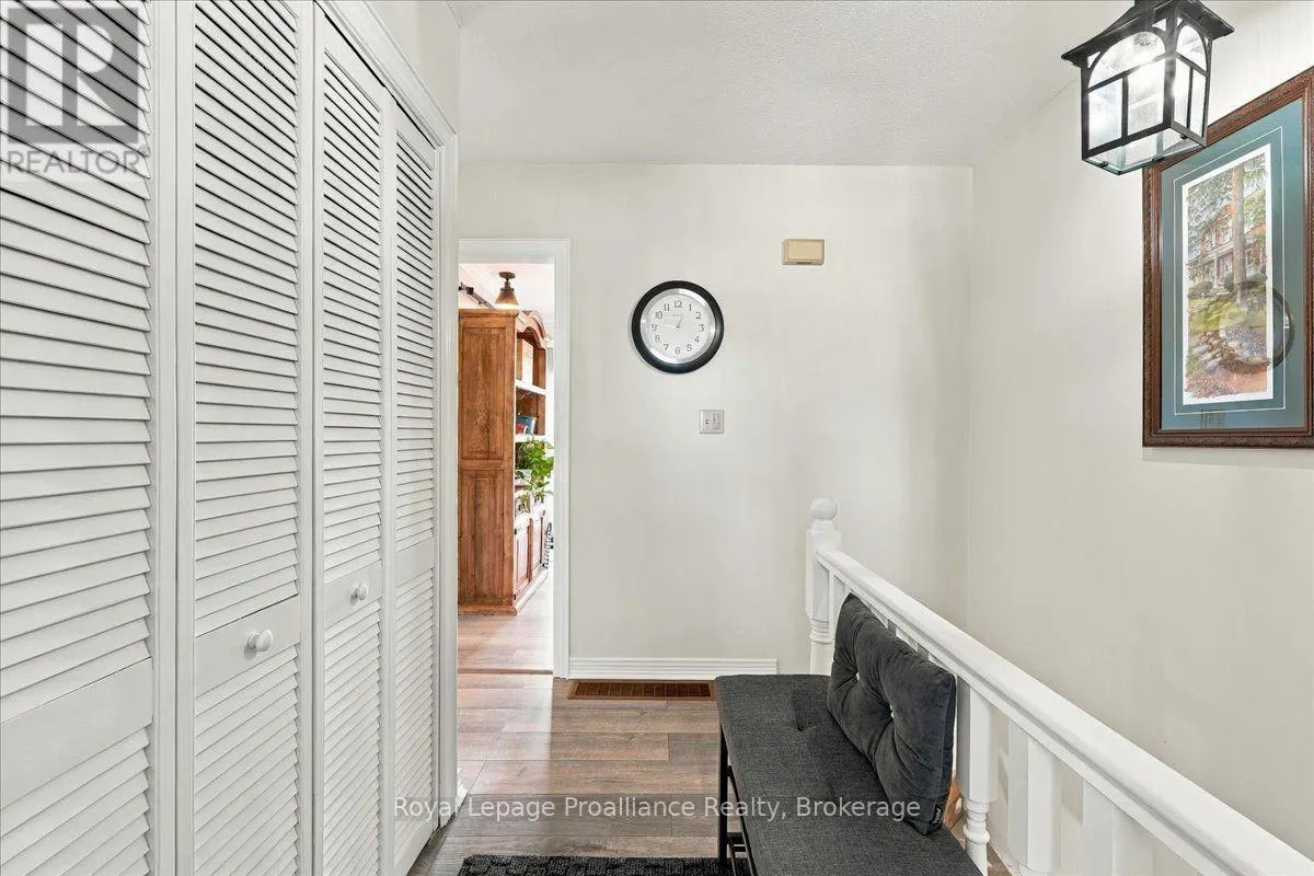 224 DUNDAS STREET W